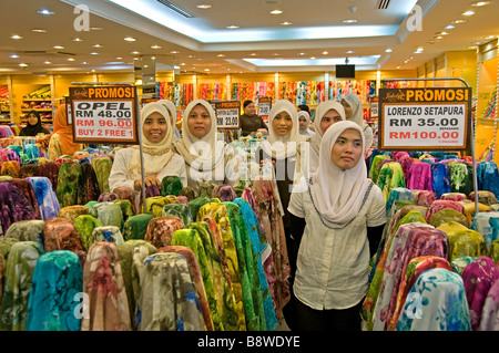 Jalan Masjid India e Jalam Tuanku Abdul Rahman musulmani indiani quartiere arabo donna donne Kuala Lumpur in Malesia Foto Stock
