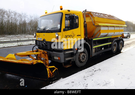 Strada Amey gritter al lavoro sulla A82 a Dumbarton in Scozia, Febbraio 2009 Foto Stock