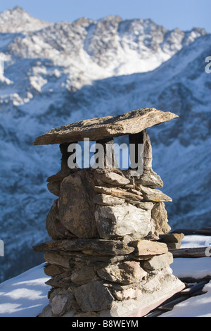 Costruito tradizionalmente camino in pietra di rifugio baita in Val Martello, Alto Adige, Italia Foto Stock