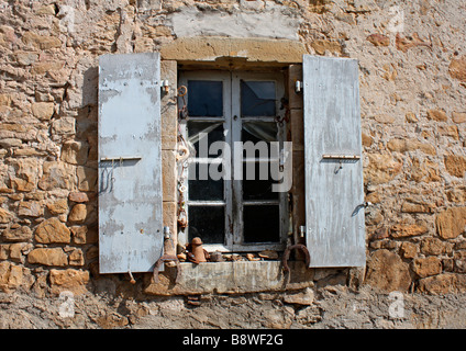 Vecchio con persiane in legno finestra in Rennes-le-Château, Aude departement, Languedoc-Roussillon. Francia Foto Stock