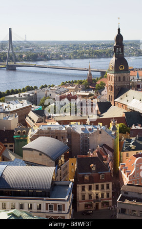 Riga, Lettonia, l'Europa. Vista in elevazione della Cattedrale e ponte Vansu attraverso il fiume Daugava Foto Stock