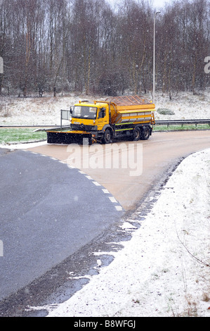 Strada Amey gritter al lavoro sulla A82 a Dumbarton in Scozia Febbraio 2009 Foto Stock