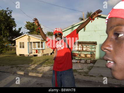 Antigua Labour Party sostenitori sul loro modo ad una politica di partito Rally Antigua Foto Stock