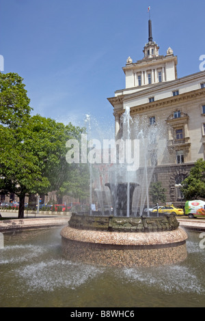 Il Palazzo del Parlamento allegato e la fontana nella piazza di fronte al presidente di uffici a Sofia Foto Stock