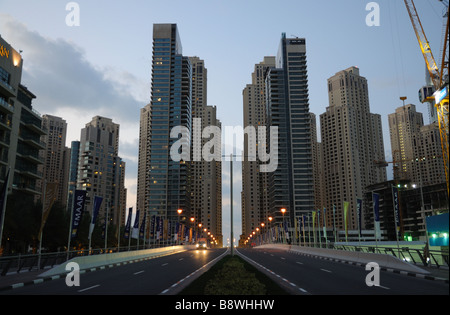 Street in Dubai Marina al tramonto, Emirati Arabi Uniti Foto Stock