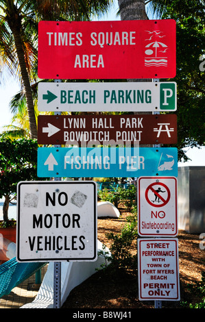 I segni nella zona di Times Square di Fort Myers Beach Foto Stock