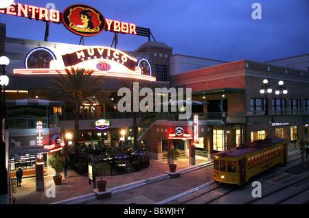 Ybor City tram di notte Ybor City Tampa Florida USA Foto Stock