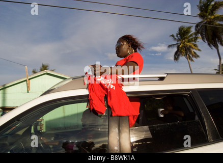Antigua Labour Party sostenitori sul loro modo ad una politica di partito Rally Antigua Foto Stock