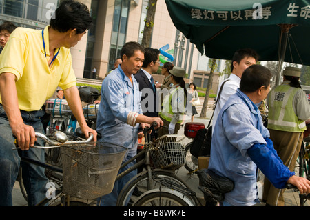 Il traffico pesante di biciclette in Cina a Shanghai. Foto Stock