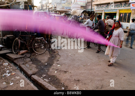 Ogni giorno le scene nelle strade di India. donne asciutto e piegare la loro sari colorati. rallentare la velocità dello shutter e panning per la sfocatura in movimento. Foto Stock