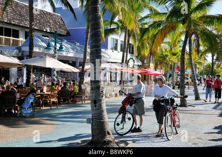 Cyclers e passeggini nella zona di Times Square di Fort Myers Beach Foto Stock