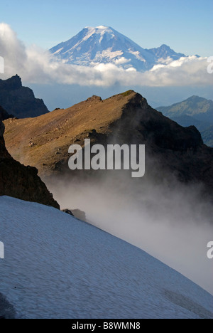 Mt Rainier visto da rocce di capra deserto Foto Stock