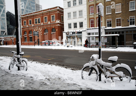 Vista su una strada di Londra con 2 biciclette coperto di neve. Foto Stock