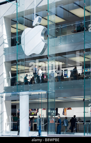 People shopping presso l'Apple Store di Sidney. Sydney NSW Australia. Il Logo Apple più grande del mondo. Foto Stock