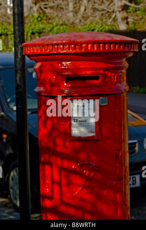 Appena ridipinto Red Queen Elizabeth 2 post office pilastro casella su un North London street. Foto Stock