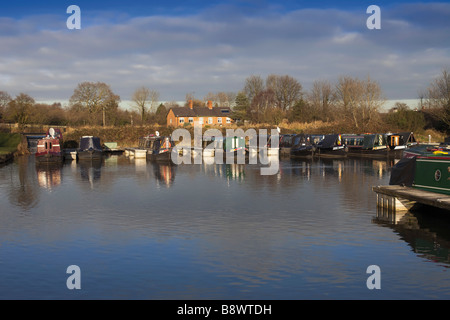 Stratford su Avon canal lapworth serrature di volo warwickshire Midlands England Regno Unito per vie navigabili fluviali strette chiatta barca Foto Stock