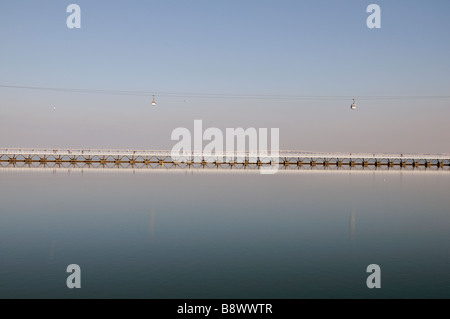 La riflessione della passerella pedonale ponte calma sera Parque das Nacoes Parco delle Nazioni Lisbona Portogallo Europa Foto Stock