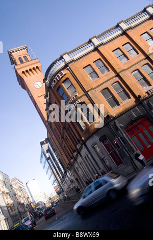 Giunzione di Pearse e Tara Street, Dublin, Irlanda con mattoni rossi ex stazione dei vigili del fuoco sede in primo piano Foto Stock