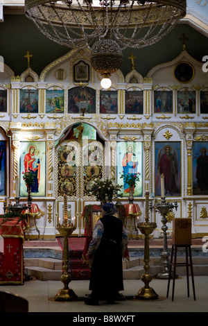 Chiesa russa ortodossa interno ad Almaty in Kazakistan. L'iconostasi della Santa Chiesa di Kazan. Custode di fronte all'altare. Foto Stock