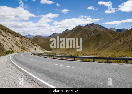 La strada attraverso le montagne Lindis Pass di Central Otago, Isola del Sud, Nuova Zelanda Foto Stock