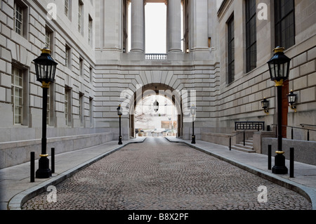 Questo storico vicolo conduce al del Ronald Regan edificio e il centro del commercio internazionale nel cortile a Washington DC. Foto Stock