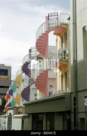 La spirale indietro le scalinate del restaurato botteghe di Singapore, qui dipinta in colori arcobaleno Foto Stock