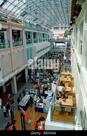 Il Bugis Junction mall in Singapore ospita negozi e ristoranti in botteghe tradizionali racchiusi sotto il vetro Foto Stock