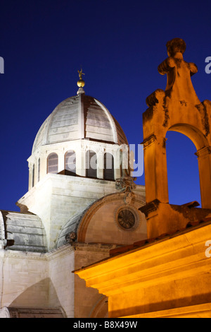 Vista notturna di St James Cathedral in Sibenik Croazia Foto Stock