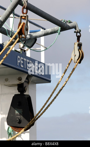 Funi e pulegge a bordo di una nave da pesca a Peterhead, Aberdeenshire, Scotland, Regno Unito Foto Stock