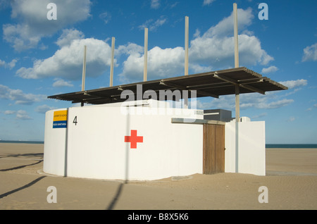 Stazione bagnino e bagni pubblici sulla spiaggia a Valencia Foto Stock