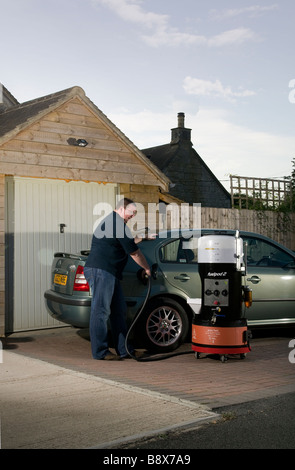 Uomo auto per i rifornimenti di carburante biodiesel con una alternativa di combustibile sicura Foto Stock