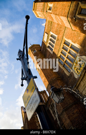Nessun segno di arresto in Guildford high street Foto Stock