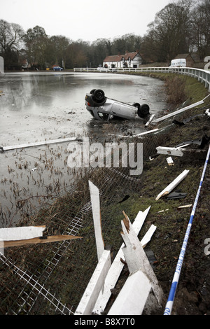 Car crash in Congelato stagno REGNO UNITO Foto Stock