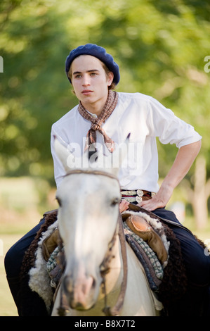 Giovani Gaucho a cavallo - Argentina Foto Stock