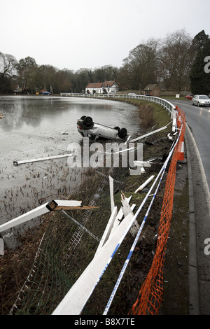 Car crash in Congelato stagno REGNO UNITO Foto Stock