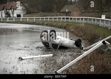 Car crash in Congelato stagno REGNO UNITO Foto Stock