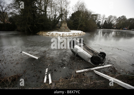 Car crash in Congelato stagno REGNO UNITO Foto Stock