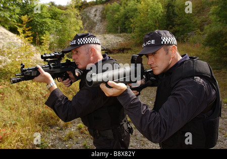 Gli ufficiali di polizia di formazione con armi da fuoco armi tra cui un Heckler Koch L104 A1 Baton Gun Foto Stock