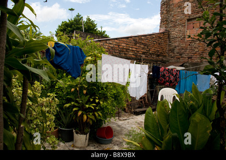 Servizio lavanderia nel cortile di un negozio di antiquariato in Girardot, Colombia Foto Stock