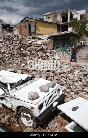 Una strada di edifici in rovina nel centro di Muzaffarabad, Pakistan - una città gravemente danneggiata nel ottobre 2005 terremoto in Kashmir Foto Stock