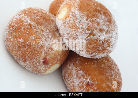 In prossimità dei quattro confetti Jam Donut contro uno sfondo bianco Foto Stock