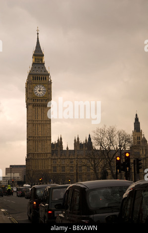 Le Case del Parlamento di Londra con i tradizionali taxi neri in primo piano Foto Stock