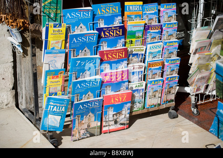 Schede postali e guida di Assisi Tour Libri Foto Stock