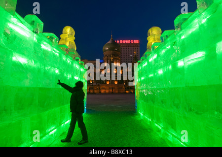 Vista serale di un illuminato scultura di ghiaccio di fronte la Basilica di Santa Sofia Chiesa Russa Ortodossa di Harbin Heilongjiang, Cina Foto Stock