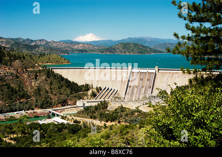 Shasta Dam si trova sul fiume Sacramento in California del Nord è utilizzato per la centrale idroelettrica di generazione di potenza Foto Stock