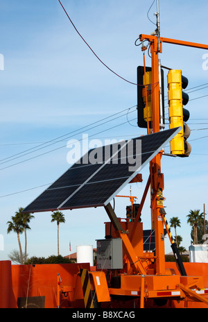 Solare temporanea del traffico motorizzato luci di controllo in corrispondenza di una intersezione stradale Foto Stock