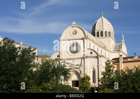 Vista di St James Cathedral sopra gli alberi in Sibenik Croazia Foto Stock