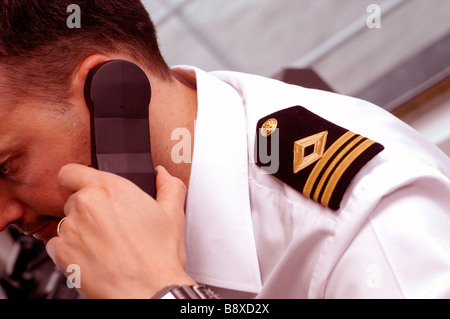 Un ufficiale della Flotta Reale ausiliari di utilizza un telefono radio sul ponte dell'onda RFA righello Foto Stock