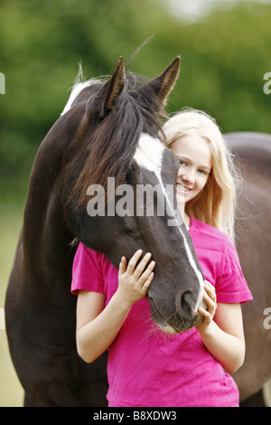 Giovane donna con cavallo andaluso Foto Stock