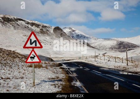 Segnali stradali per cervi di Hazard Mountain sulle strade invernali scozzesi Area sciistica di Glenshee, Cairnwell Pass sul A93 Glenshee & Braemar, Highlands, Grampian, Regno Unito Foto Stock